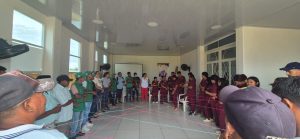 Grupo de aprendices del programa Técnico en Salud Pública con certificados de Vigías y Gestores en Salud.