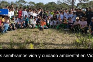 Estudiantes y autoridades sembrando árboles en Vichada durante jornada ambiental.
